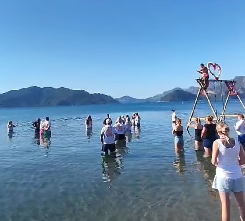 一批英國遊客在土耳其一海灘擅自撒骨灰,引發爭議。(互聯網)