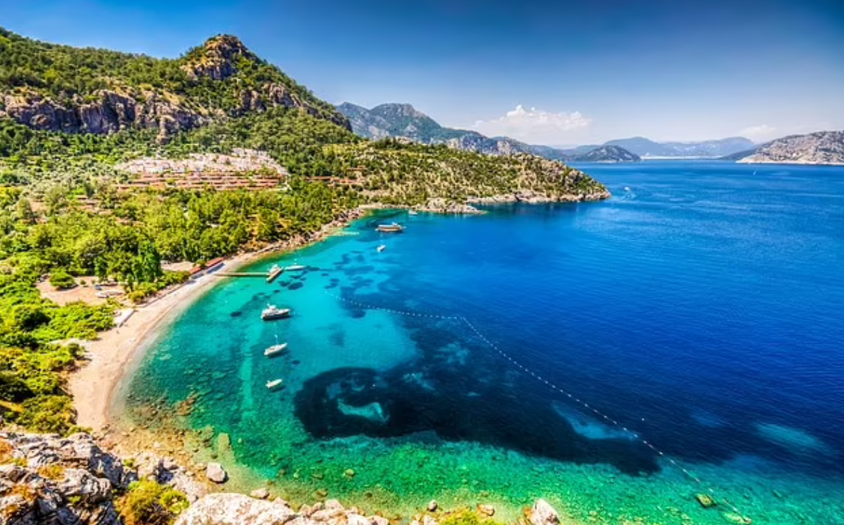 一批英國遊客在土耳其一海灘擅自撒骨灰,引發爭議。(互聯網)