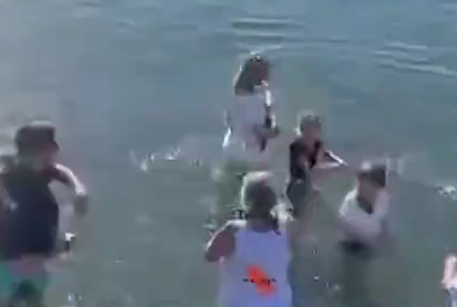 一批英國遊客在土耳其一海灘擅自撒骨灰,引發爭議。(互聯網)