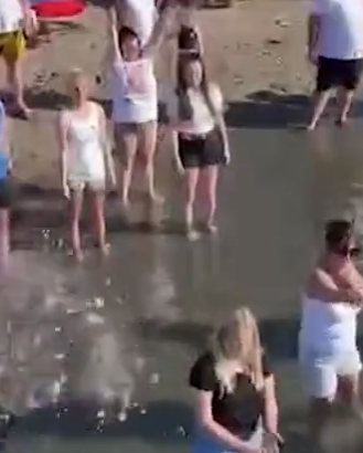 一批英國遊客在土耳其一海灘擅自撒骨灰,引發爭議。(互聯網)