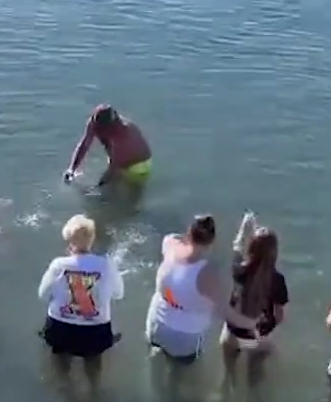 一批英國遊客在土耳其一海灘擅自撒骨灰,引發爭議。(互聯網)