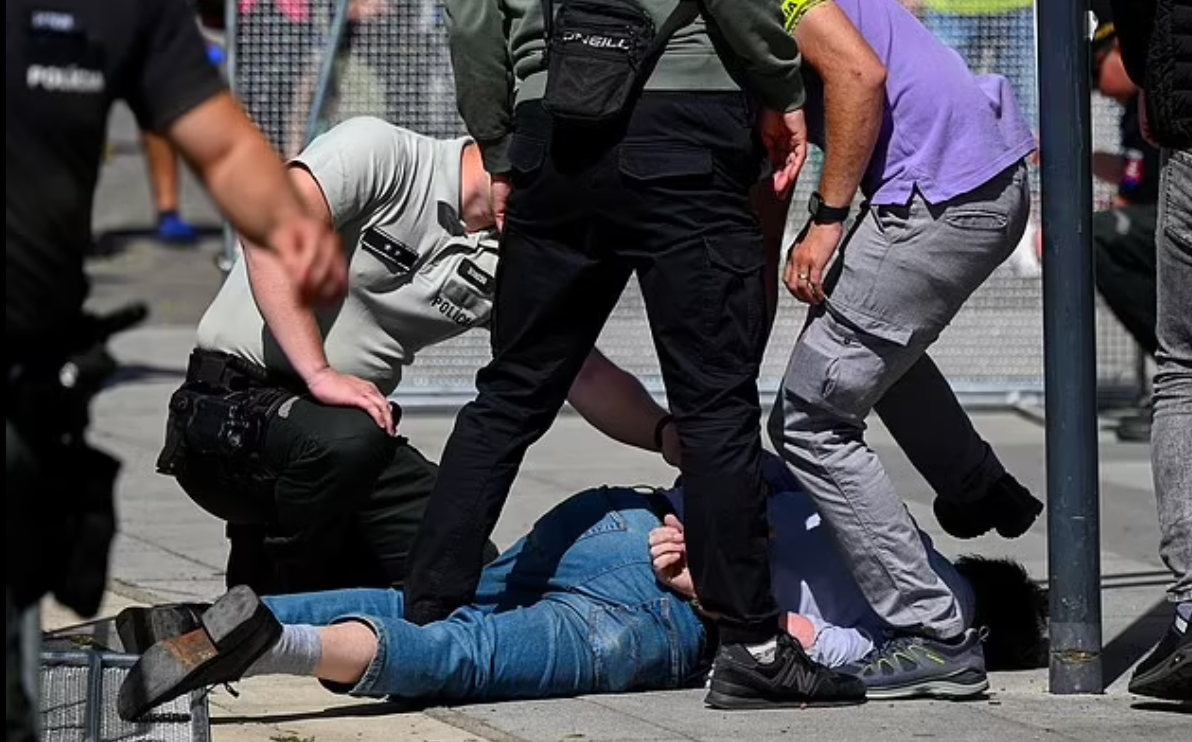疑犯被制服。(路透社)