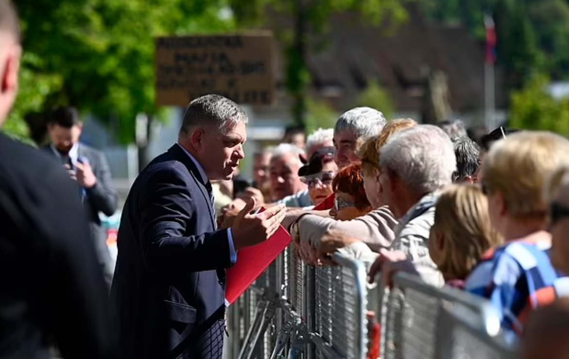 菲佐遇刺前跟民眾見面。(美聯社)