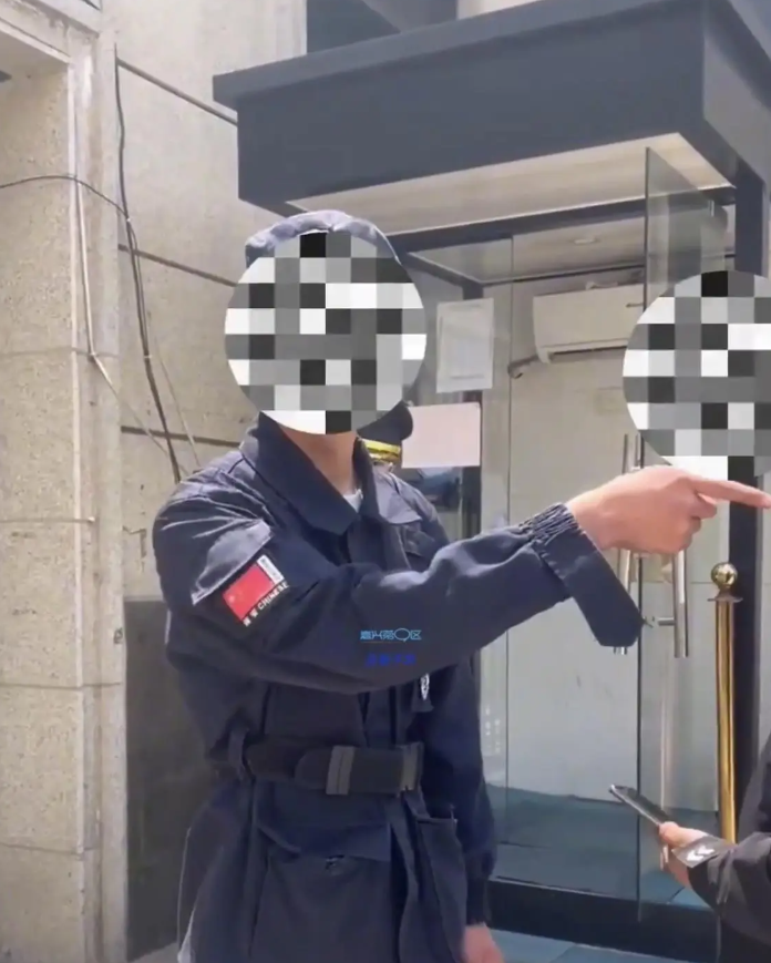 涉事屋苑門口,一名身著制服的男子與一名戴頭盔的男子發生口角,雙方情緒激動,及後有人手寫「外賣(員)和狗禁止入內」紙條擅自張貼