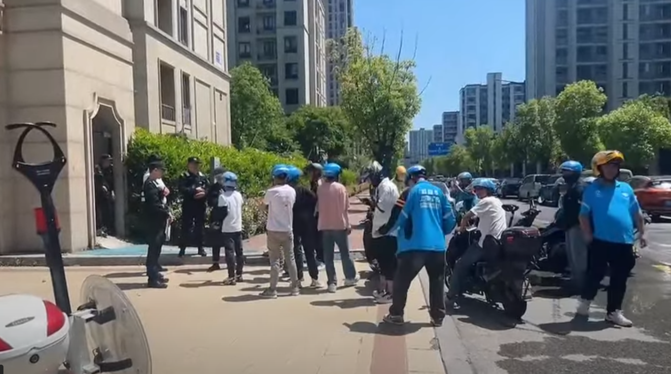 浙江嘉興一屋苑門口於周二(14日)被發現張貼「外賣和狗禁止入內」紙條,引發眾多外賣車手不滿,圍堵屋苑門口