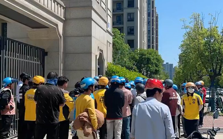 浙江嘉興一屋苑門口於周二(14日)被發現張貼「外賣和狗禁止入內」紙條,引發眾多外賣車手不滿,圍堵屋苑門口