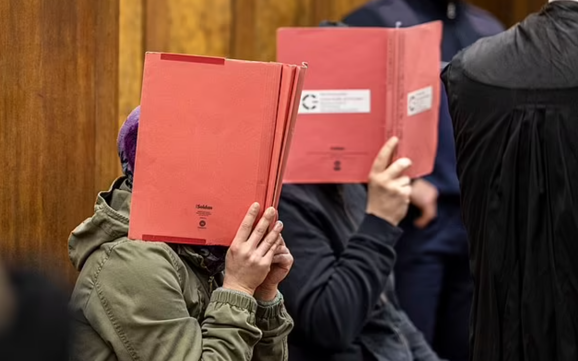 男女被告早前出庭。(美聯社)