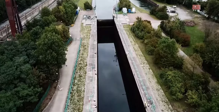 女童被棄屍在寓所附近河流。(互聯網)