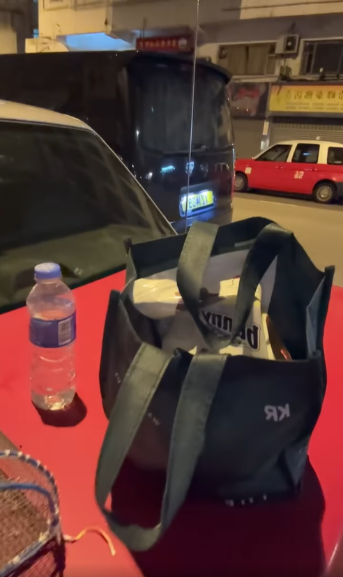 涂家堯深夜回家見到有人將倉鼠連物資放在的士上。