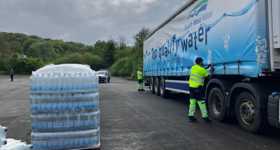 水務公司分發樽裝水。(互聯網)