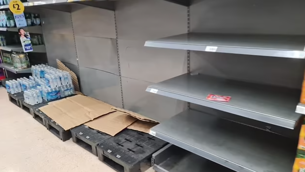 超市樽裝水被搶購一空。(互聯網)