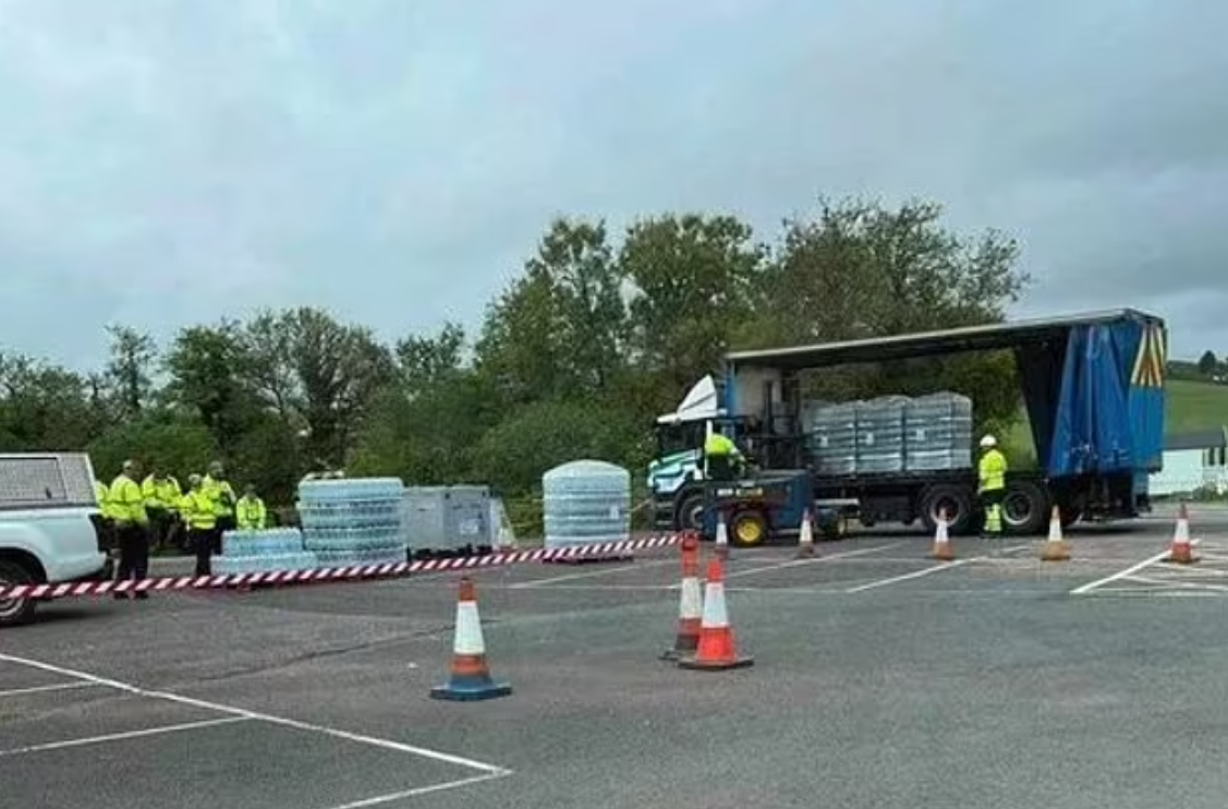 水務公司分發樽裝水。(互聯網)