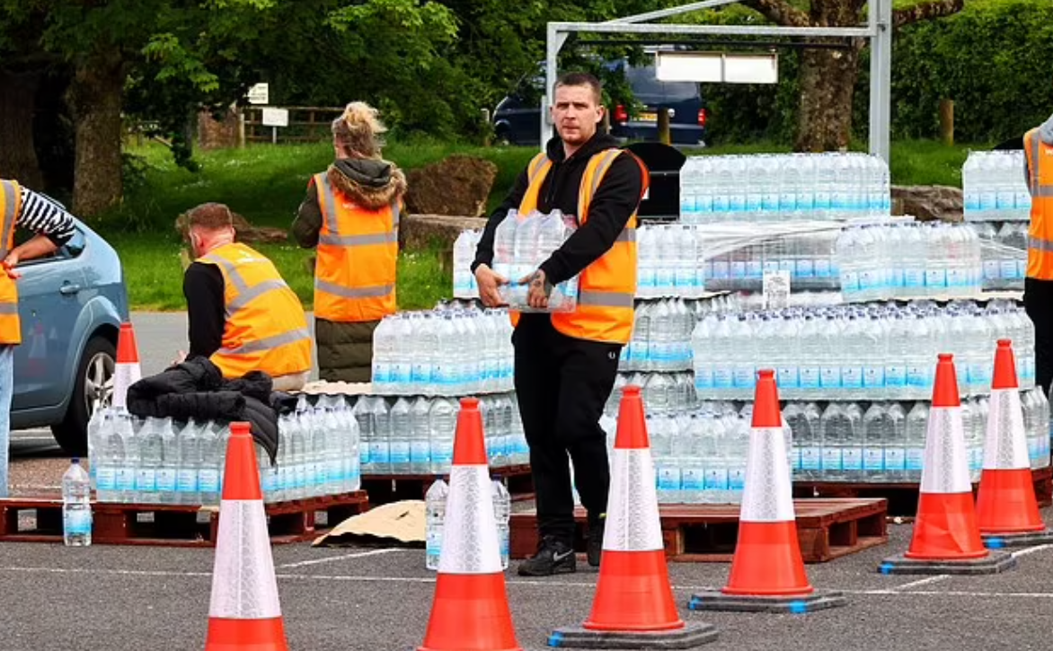 水務公司分發樽裝水。(互聯網)