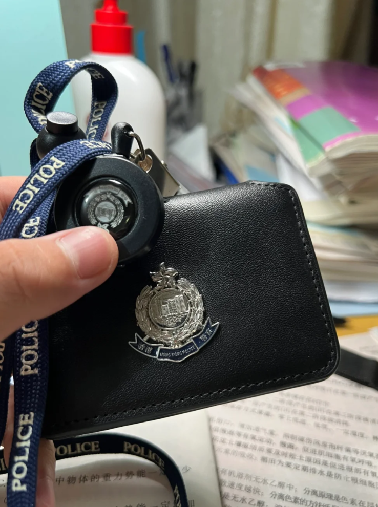 內地社交平台小紅書一名來自廣東潮汕的內地男網民昨日(16日)展示一張「港警委任證」。(小紅書)