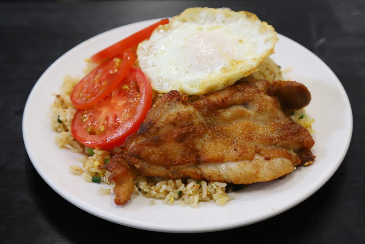 雞扒印尼炒飯是太太家鄉的獨門秘方,是坊間沒有的味道。(攝:羅錦鴻)