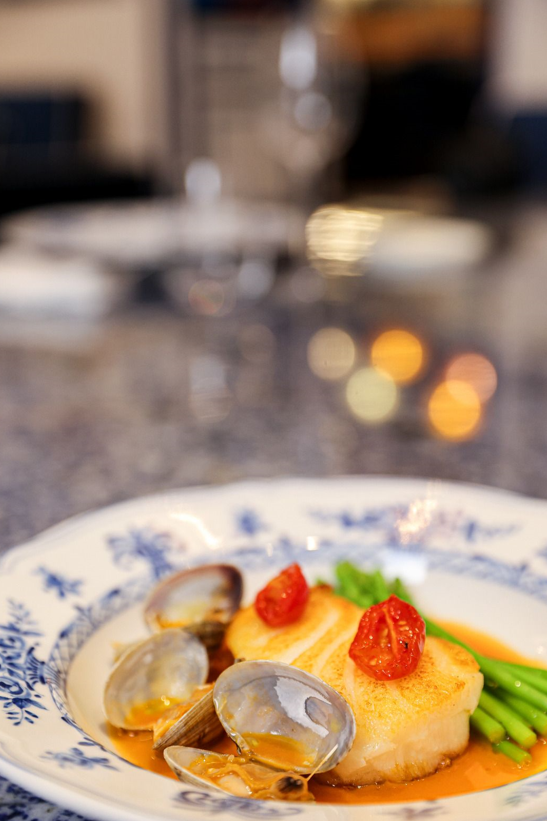 煎帶子配海膽、奶油椰菜花及菊芋片(港幣268元)