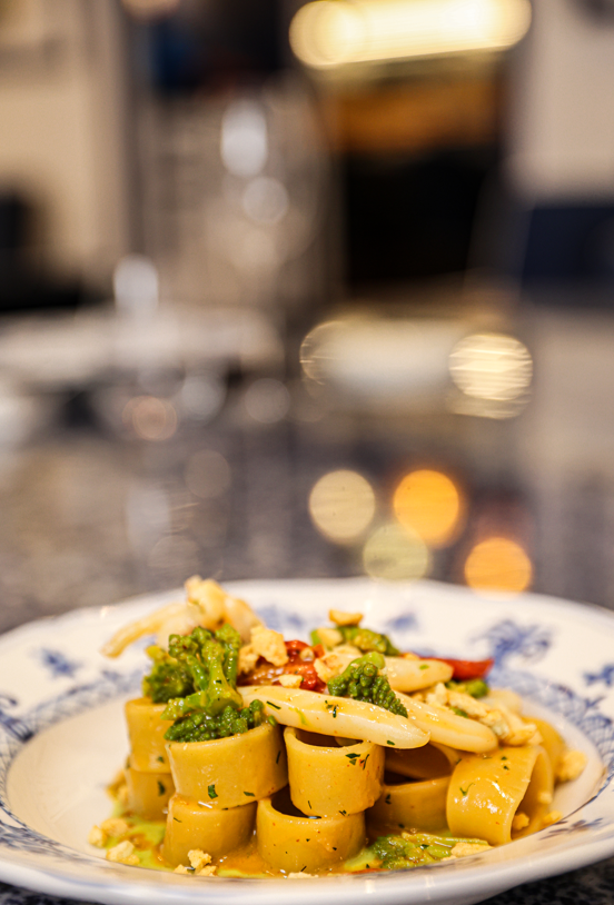 墨魚寬管戒指麵配烤車厘茄, 羅馬花椰菜及Taralli 意式小鹹餅(港幣248元)