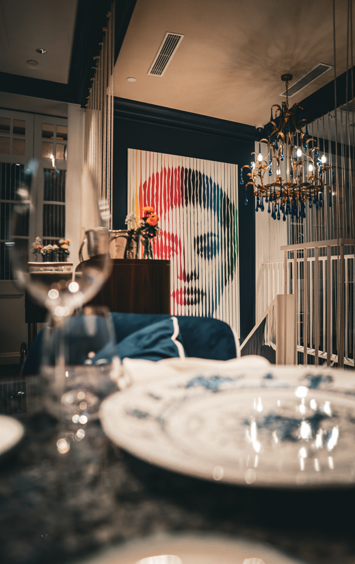 藍色的穆拉諾玻璃吊燈奪目非凡,令人聯想到湛藍的地中海,完美襯托桌上的意大利海鮮美饌。