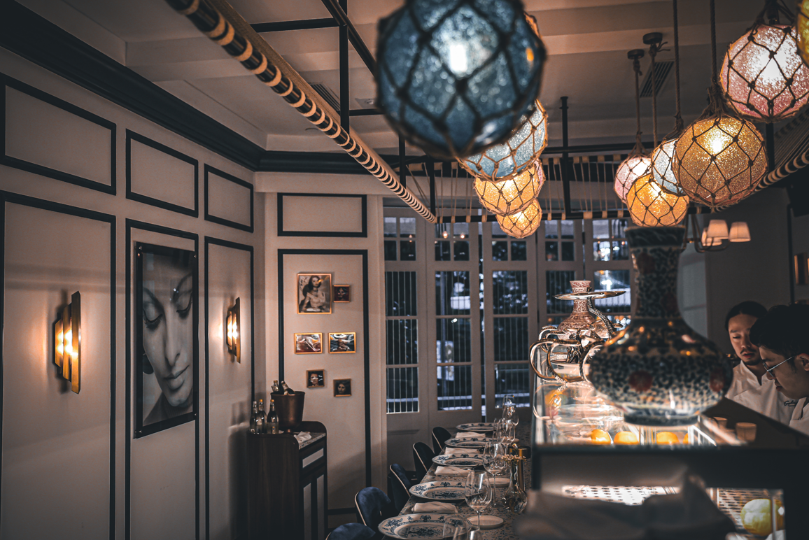 登上Casa Sophia Loren這個舒適優雅的藍白色系用餐空間。他們可於室內或意式露台上享用佳餚,亦可安坐於海鮮料理台前,觀賞廚師炮製最新運到的海鮮。