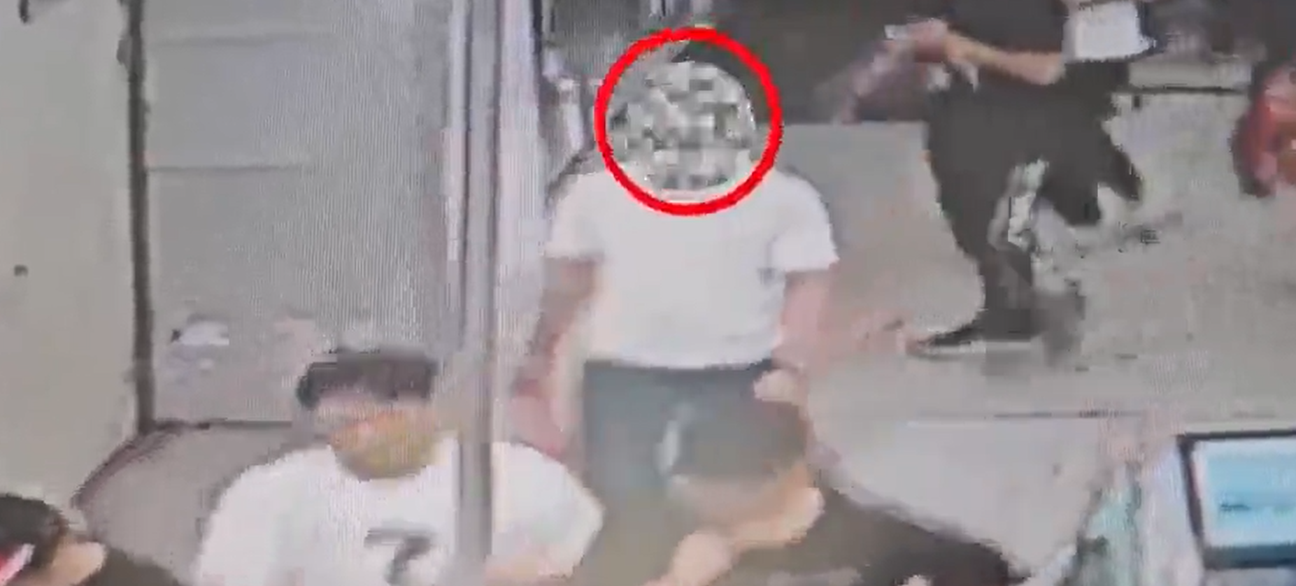 一名男子波鞋內藏120張任天堂遊戲機Switch的遊戲卡,在福田口岸入境深圳時,被海關工作人員斷正。(中國海關)