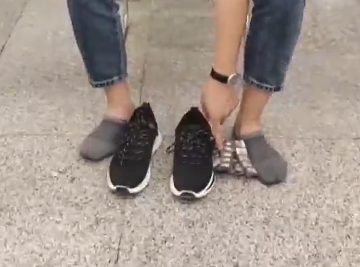 一名男子波鞋內藏120張任天堂遊戲機Switch的遊戲卡,在福田口岸入境深圳時,被海關工作人員斷正。(中國海關)