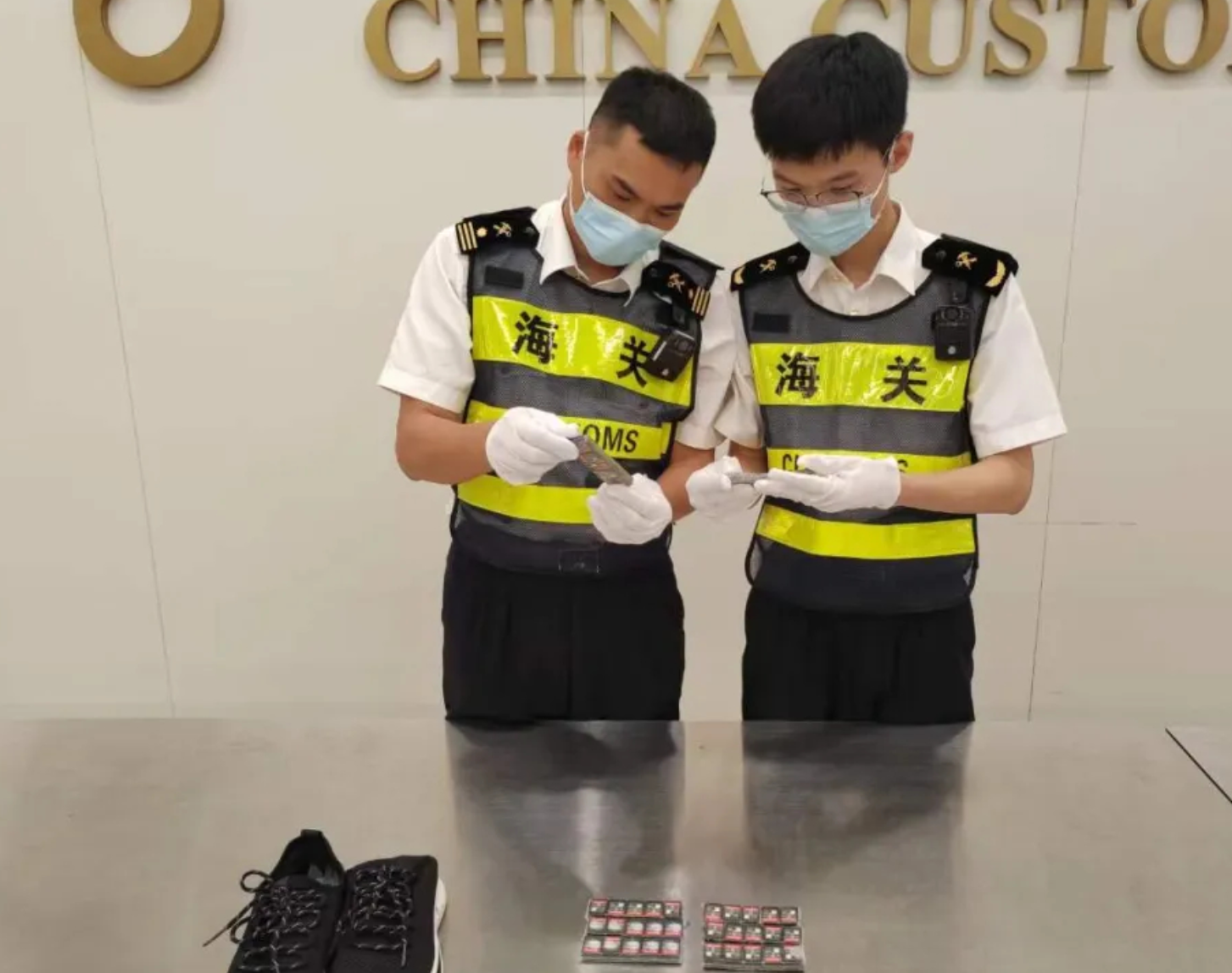 一名男子波鞋內藏120張任天堂遊戲機Switch的遊戲卡,在福田口岸入境深圳時,被海關工作人員斷正。(中國海關)