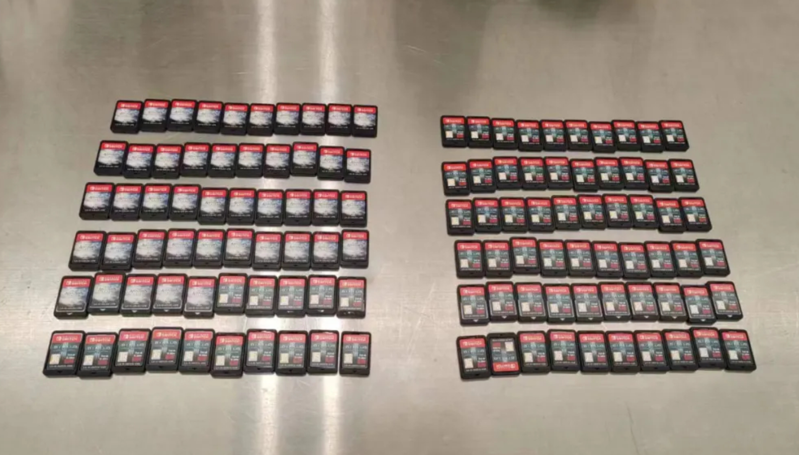 一名男子波鞋內藏120張任天堂遊戲機Switch的遊戲卡,在福田口岸入境深圳時,被海關工作人員斷正。(中國海關)