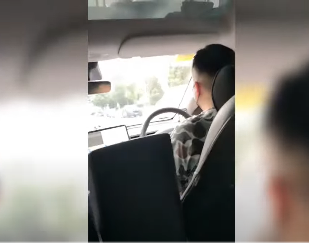 網上再流傳「放蛇」白牌車的片段。(影片截圖)