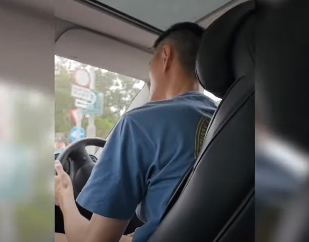 網上再流傳「放蛇」白牌車的片段。(影片截圖)