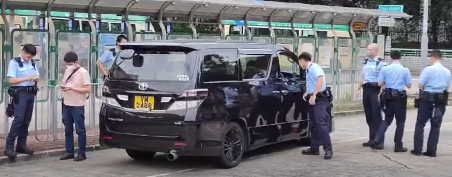 網上再流傳「放蛇」白牌車的片段。(影片截圖)