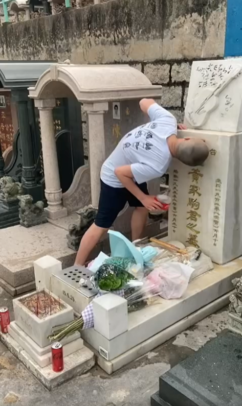 家駒墓碑遭光頭Bob破壞遺照盡毀。