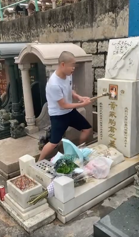 「光頭Bob」不停用粗口指罵黃家駒,並肆意破壞對方的墓碑。