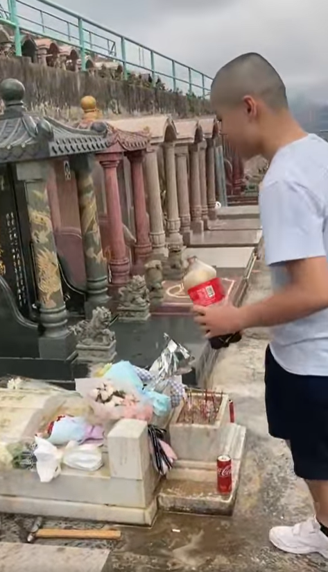 「光頭Bob」不停用粗口指罵黃家駒,並肆意破壞對方的墓碑。