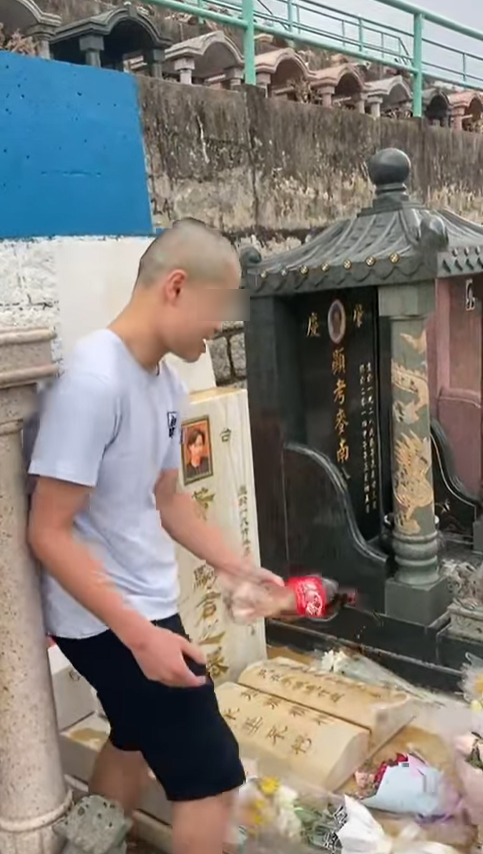 「光頭Bob」不停用粗口指罵黃家駒,並肆意破壞對方的墓碑。