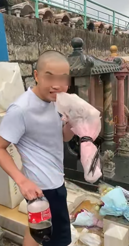 「光頭Bob」不停用粗口指罵黃家駒,並肆意破壞對方的墓碑。