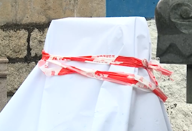 墓碑目前以白布遮蓋。