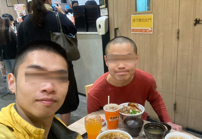 另一位涉案人士曾在社交平台分享跟「光頭Bob」的合照,更稱對方做兄弟。