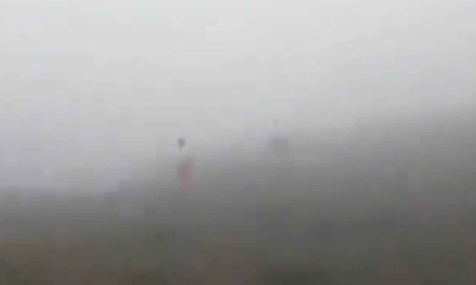 救援人員趕赴現場,可見非常大霧。(互聯網)