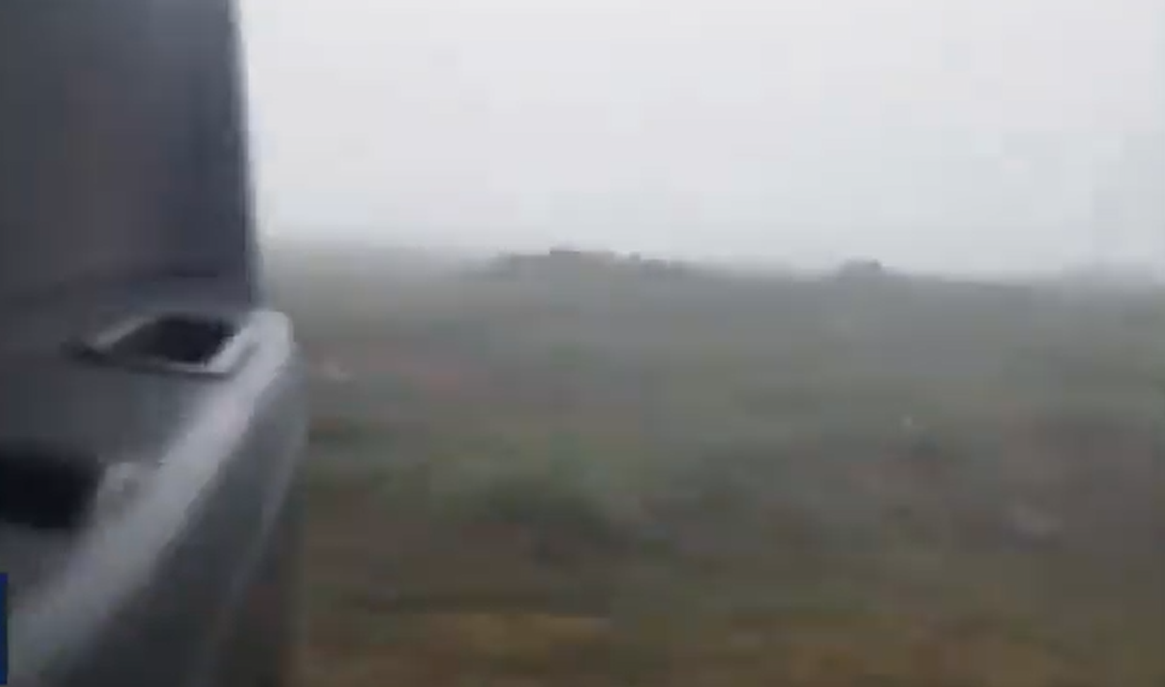 救援人員趕赴現場,可見非常大霧。(互聯網)