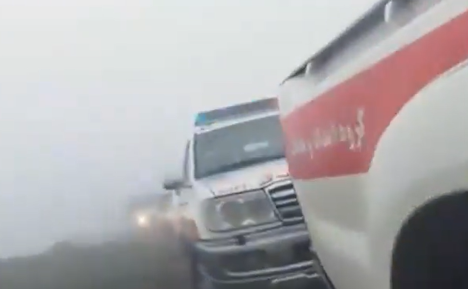 救援人員趕赴現場,可見非常大霧。(互聯網)