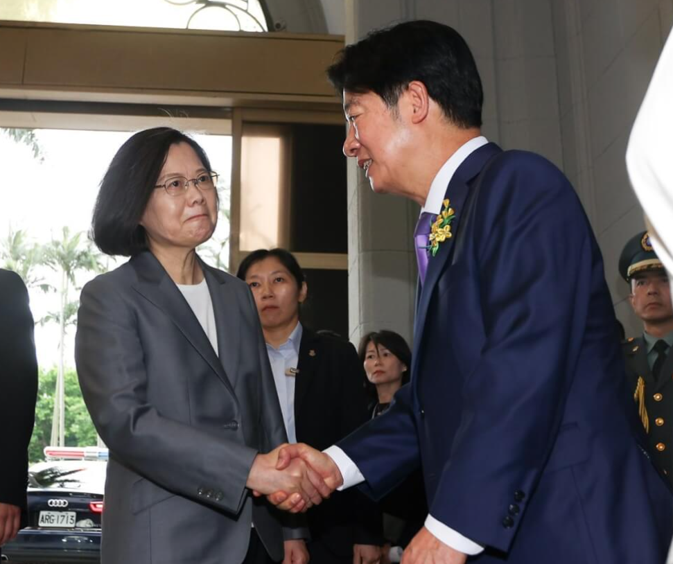 蔡英文在賴清德陪同下,與職員及民眾揮手道別,之後坐車離開領導人府第。(網上圖片)