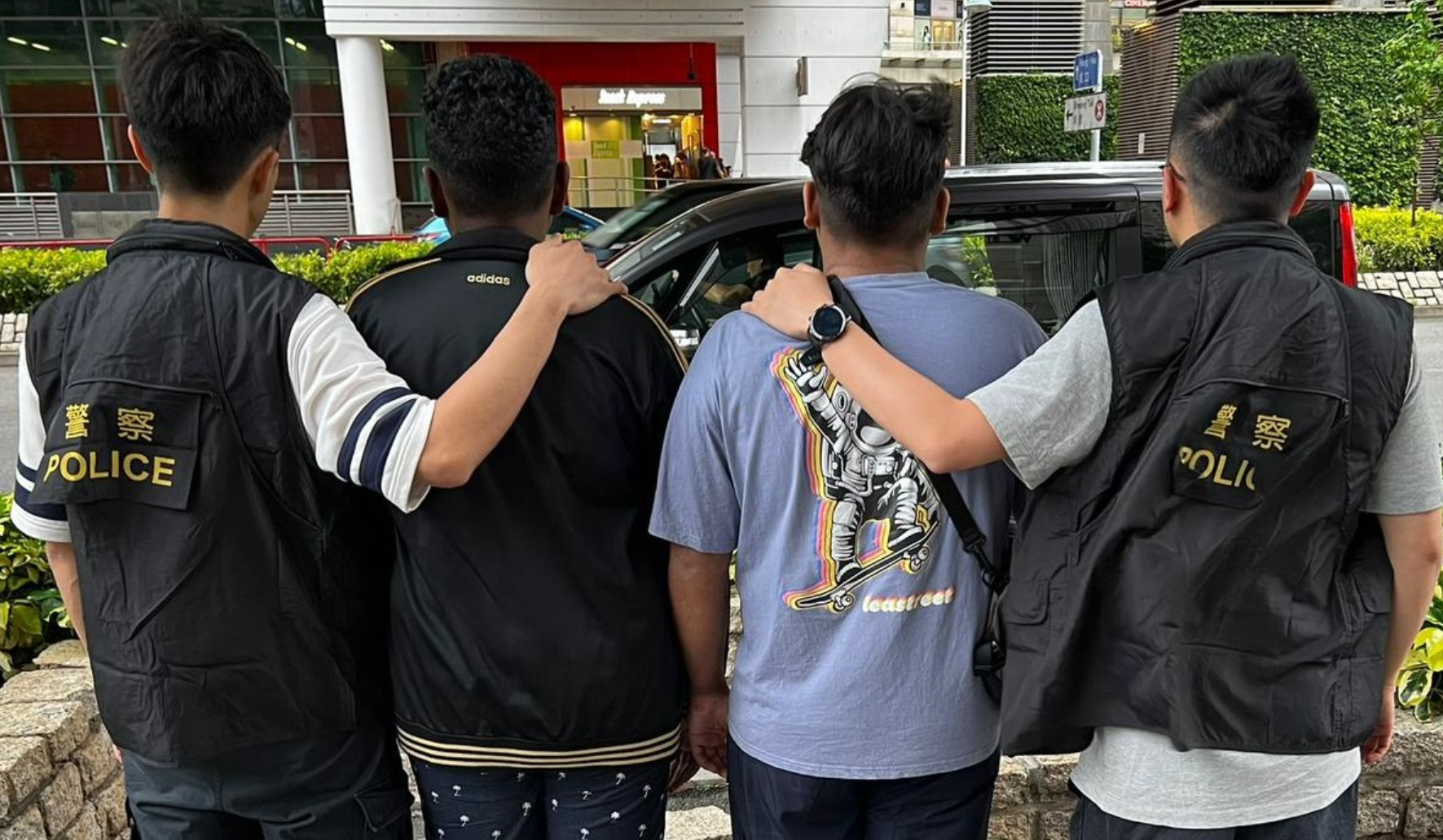 該兩名男童懷疑在上址嘗試破壞單車鎖以偷走單車,人員遂以涉嫌「企圖盜竊」拘捕該兩名年齡分別為16和17歲非華裔男童。(警方提供)