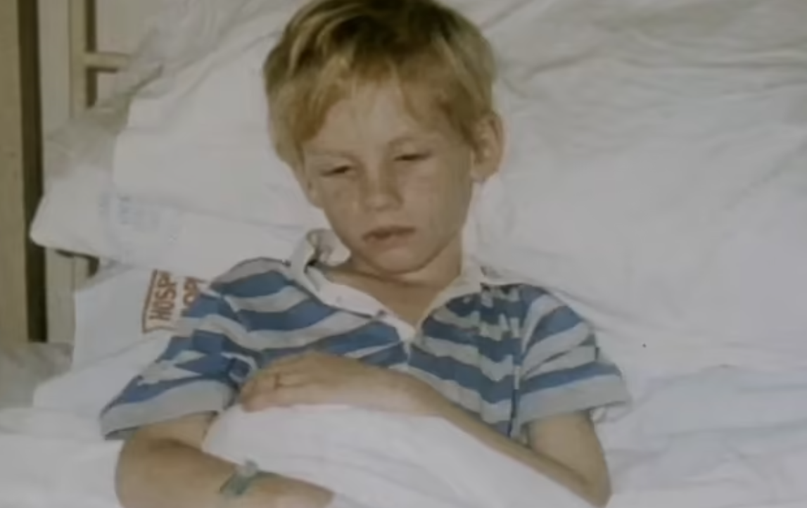 其中一名受害人是男童Colin Smith,因使用涉事血漿製品而感染HIV,於1990年7歲時死亡。(互聯網)