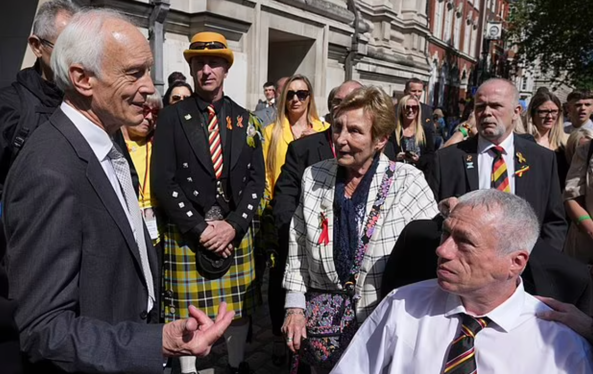 調查委員會主席Brian Langstaff與當年的受害人見面。(互聯網)