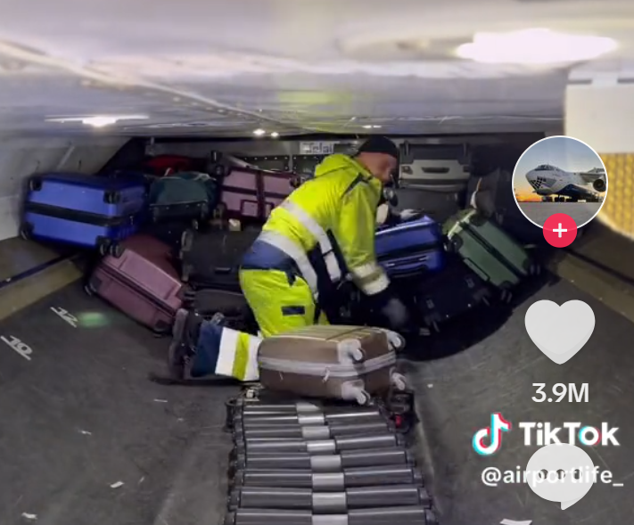 一名艙務員將旅客的行李陸續放進飛機貨艙內,不過仔細看竟是先把所有大大小小不同的紅色行李箱放在最裏面,然後再安放其他顏色的行李箱。如此一來當飛機抵達目的地後卸貨時,紅色行李箱會最遲出現在乘客等候的行李輸送帶上。