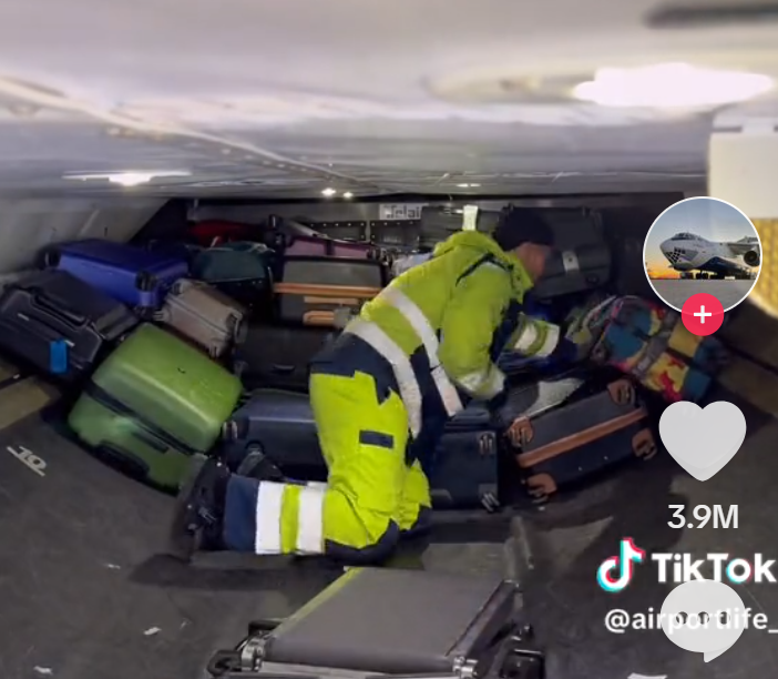 一名艙務員將旅客的行李陸續放進飛機貨艙內,不過仔細看竟是先把所有大大小小不同的紅色行李箱放在最裏面,然後再安放其他顏色的行李箱。如此一來當飛機抵達目的地後卸貨時,紅色行李箱會最遲出現在乘客等候的行李輸送帶上。