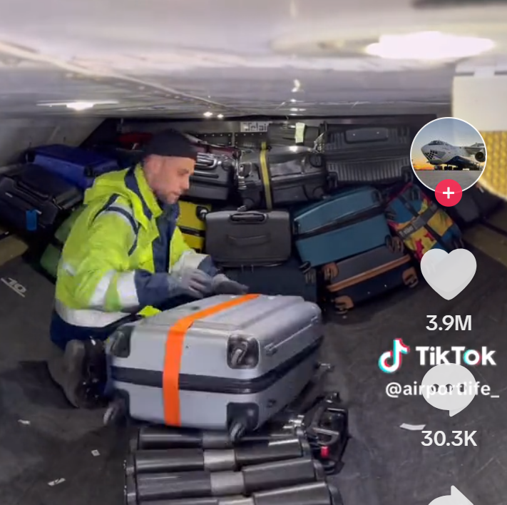 一名艙務員將旅客的行李陸續放進飛機貨艙內,不過仔細看竟是先把所有大大小小不同的紅色行李箱放在最裏面,然後再安放其他顏色的行李箱。如此一來當飛機抵達目的地後卸貨時,紅色行李箱會最遲出現在乘客等候的行李輸送帶上。