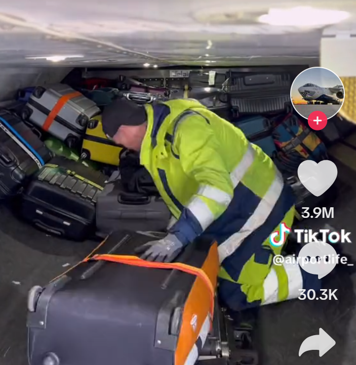 一名艙務員將旅客的行李陸續放進飛機貨艙內,不過仔細看竟是先把所有大大小小不同的紅色行李箱放在最裏面,然後再安放其他顏色的行李箱。如此一來當飛機抵達目的地後卸貨時,紅色行李箱會最遲出現在乘客等候的行李輸送帶上。