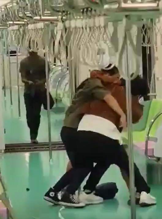 台灣台中捷運發生車廂內斬人案,造成至少4人受傷,影片可見一名穿棕色外套的持刀戴眼鏡男子於車廂內斬傷兩名乘客。