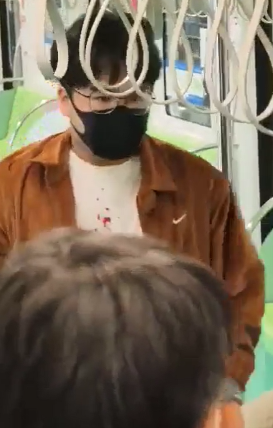 台灣台中捷運發生車廂內斬人案,造成至少4人受傷,影片可見一名穿棕色外套的持刀戴眼鏡男子於車廂內斬傷兩名乘客。